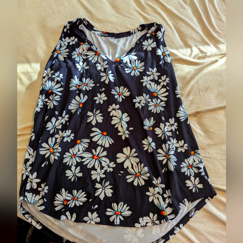 Black 2XL Tank with Daisy Print